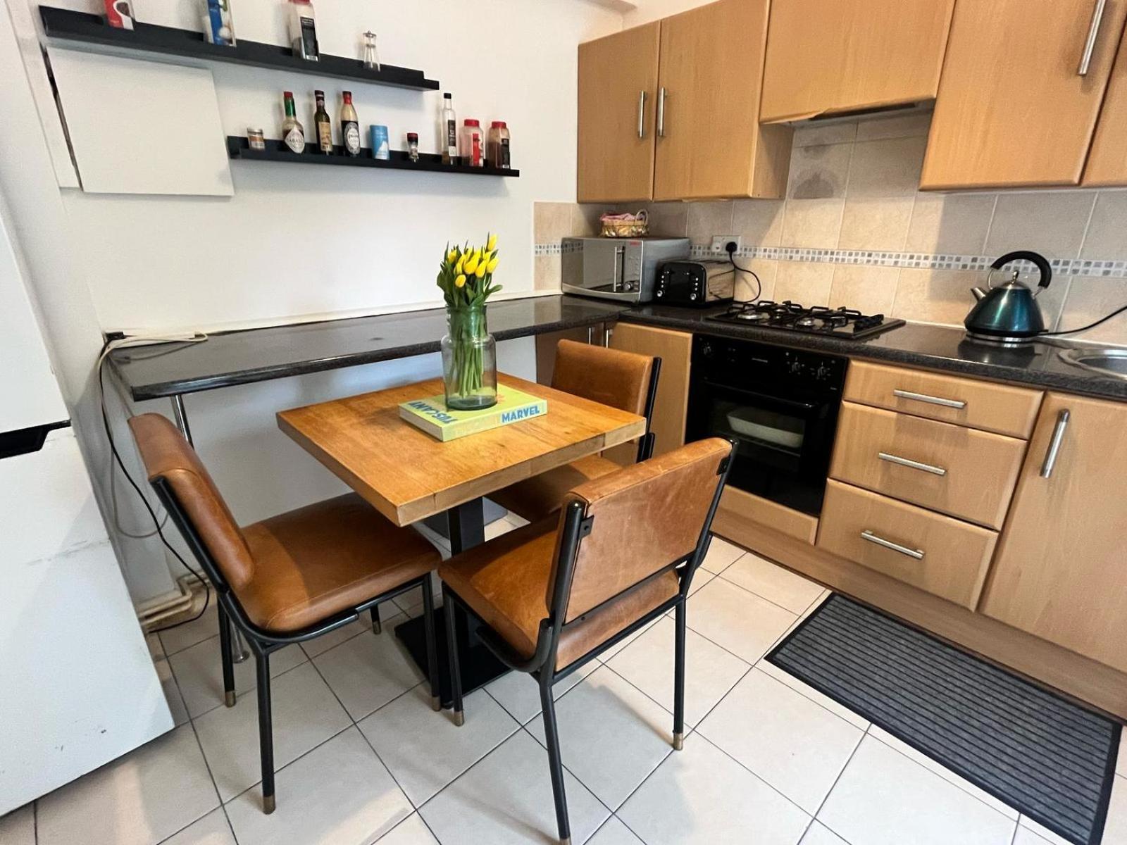 Charming 1-Bedroom Apartment Southfields, London Eksteriør billede